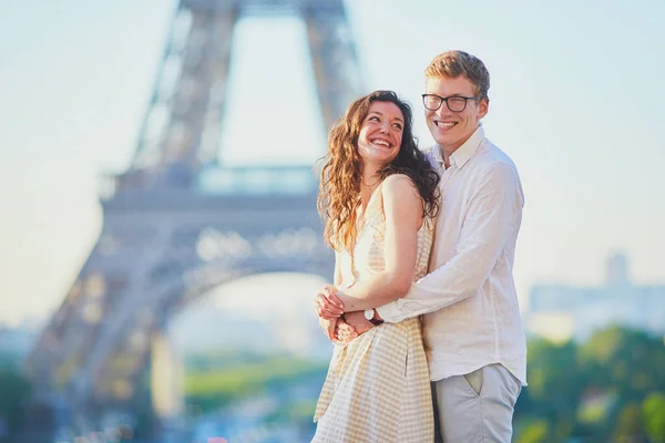Paris Mutlu Romantik Çift Eyfel Kulesinin Yanında Tatillerini Fransa Geçiren — Stok fotoğraf