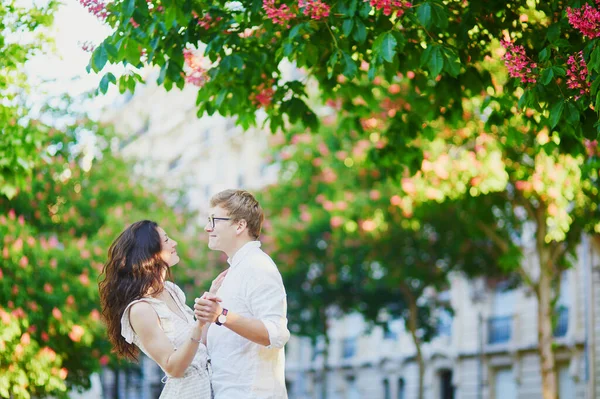 Happy Romantic Couple Paris Hugging Pink Chestnuts Full Bloom Tourists — Stock Photo, Image