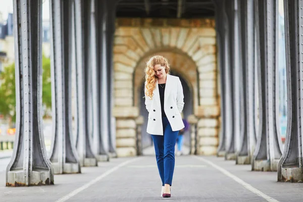 Jonge Vrouw Met Lang Blond Krullend Haar Parijs Frankrijk Mooie — Stockfoto