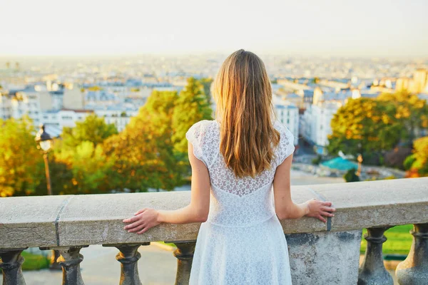 Hermosa Joven Disfrutando Una Vista Panorámica París Francia Chica Vestido —  Fotos de Stock