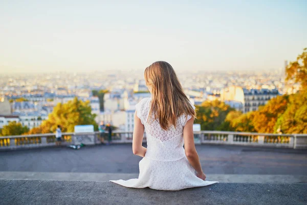 Mulher Bonita Desfrutando Vista Panorâmica Paris França Menina Vestido Branco — Fotografia de Stock