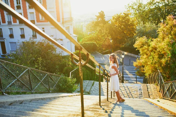 Piękna Młoda Kobieta Białej Sukience Spacerująca Słynnym Wzgórzu Montmartre Paryżu — Zdjęcie stockowe