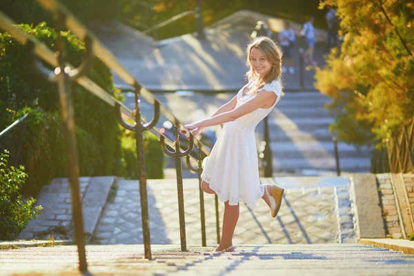 Mooie Jonge Vrouw Witte Jurk Wandelen Beroemde Montmartre Heuvel Parijs — Stockfoto