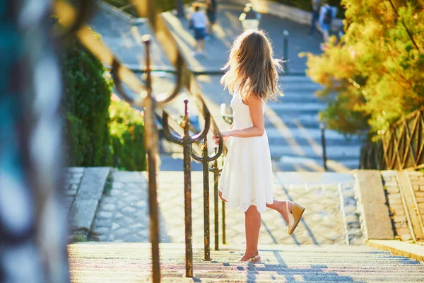 Piękna Młoda Kobieta Białej Sukience Spacerująca Słynnym Wzgórzu Montmartre Paryżu — Zdjęcie stockowe