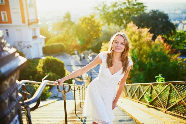 Mulher Bonita Vestido Branco Andando Famosa Colina Montmartre Paris França — Fotografia de Stock