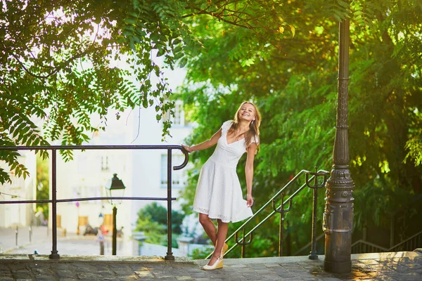 Mulher Bonita Vestido Branco Andando Famosa Colina Montmartre Paris França — Fotografia de Stock