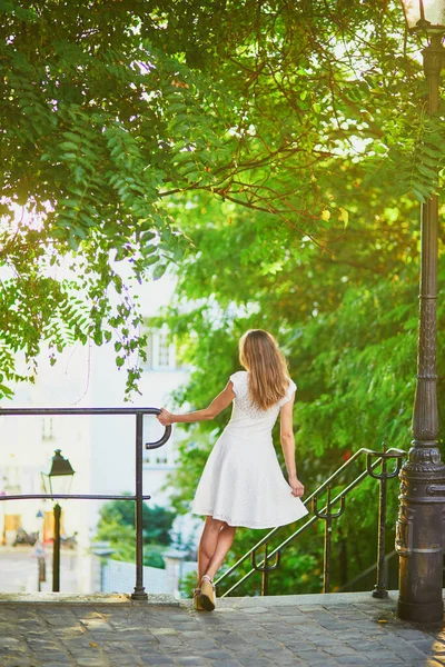 身穿白衣的年轻貌美的女子在法国巴黎著名的蒙马特山上散步 — 图库照片