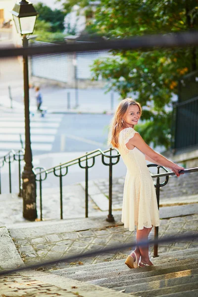 Gyönyörű Fiatal Fehér Ruhában Séta Híres Montmartre Dombon Párizsban Franciaországban — Stock Fotó