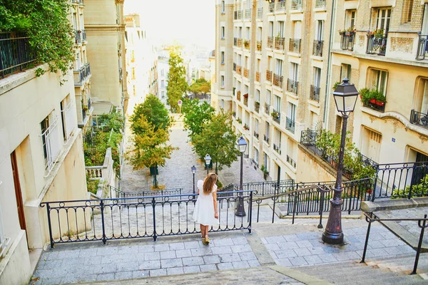 Mulher Bonita Vestido Branco Andando Famosa Colina Montmartre Paris França — Fotografia de Stock