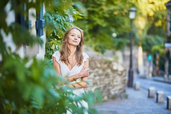 Hermosa Joven Vestida Blanco Apoyada Contra Pared Colina Montmartre París —  Fotos de Stock