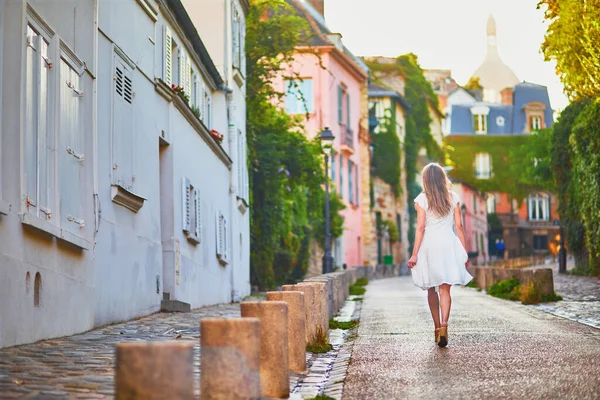 白いドレスの美しい若い女性が早朝にパリ フランスの有名なモンマルトルの丘を歩く — ストック写真