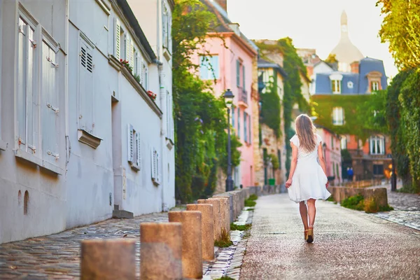 Piękna Młoda Kobieta Białej Sukience Spacerująca Słynnym Wzgórzu Montmartre Paryżu — Zdjęcie stockowe