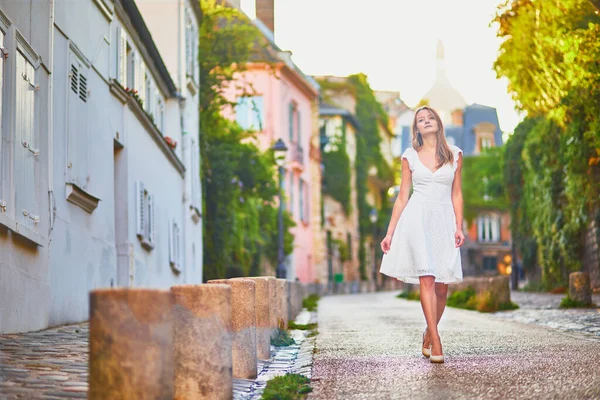 Vacker Ung Kvinna Vit Klänning Promenader Berömda Montmartre Kulle Paris — Stockfoto