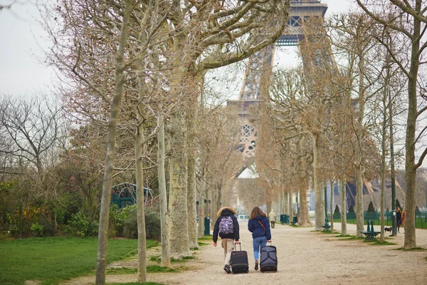 Туристи Покидають Париж Перший День Карантину Франції Під Час Спалаху — стокове фото