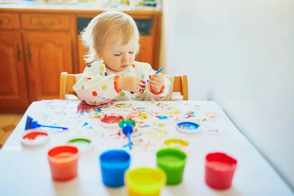 Adorable Niña Pintando Con Los Dedos Casa Kindergaten Preescolar Juegos —  Fotos de Stock