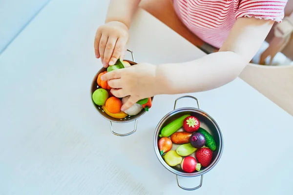 Dziewczynka Bawiąca Się Domu Zabawkami Owoców Warzyw Przedszkolu Lub Przedszkolu — Zdjęcie stockowe