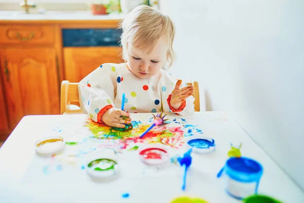 Entzückende Kleine Mädchen Malen Mit Den Fingern Hause Kindergarten Oder — Stockfoto