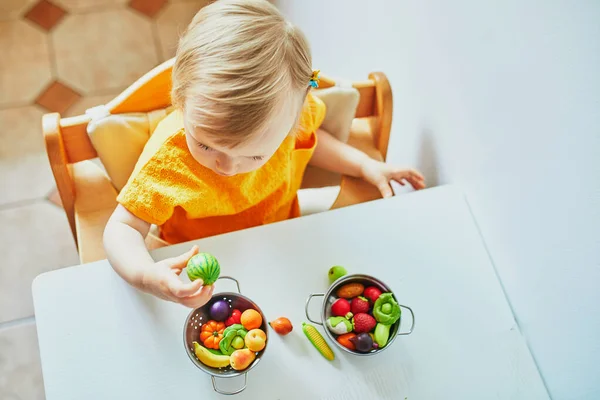 Niña Jugando Con Frutas Verduras Juguete Casa Kindergaten Preescolar Actividades — Foto de Stock