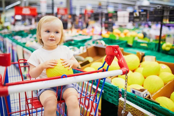 Очаровательная Девочка Сидит Корзине Продуктовом Магазине Супермаркете Малыш Ходит Магазинам — стоковое фото