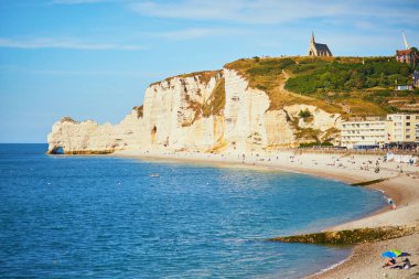 Beyaz tebeşir kayalıkları ve Etretat doğal kemerleri pitoresk panoramik manzara, Fransa Normandiya Seine-Denizcilik bölümü
