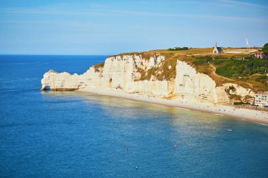 Beyaz tebeşir kayalıkları ve Etretat doğal kemerleri pitoresk panoramik manzara, Fransa Normandiya Seine-Denizcilik bölümü
