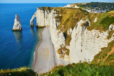Beyaz tebeşir kayalıkları ve Etretat doğal kemerleri pitoresk panoramik manzara, Fransa Normandiya Seine-Denizcilik bölümü