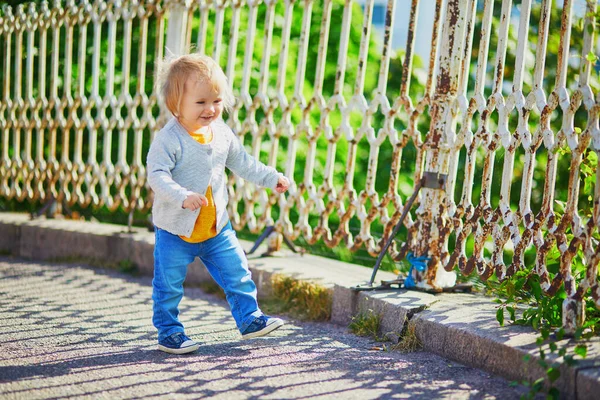 Gelukkig Glimlachend Peuter Meisje Wandelen Straat Van Helsinki Finland — Stockfoto