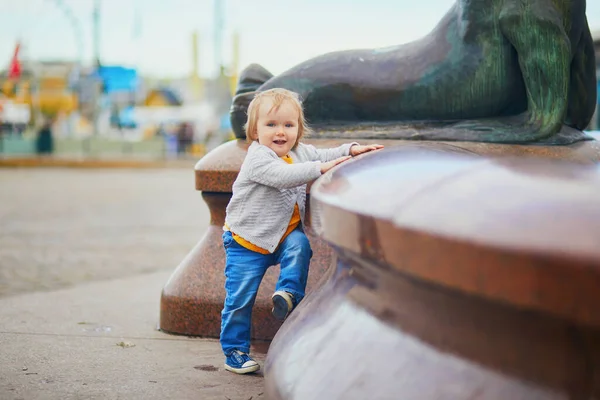 Mała Dziewczynka Stojąca Blisko Miejskiej Fontanny Ulicy Helsinki Finlandii Maluch — Zdjęcie stockowe