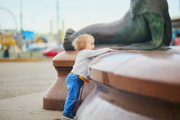 Little Baby Girl Standing Close City Fountain Street Helsinki Finland — Stock Photo, Image