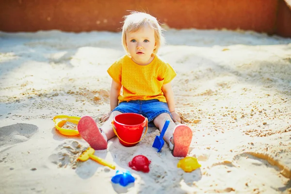 Αξιολάτρευτο Κοριτσάκι Που Διασκεδάζει Στην Παιδική Χαρά Στην Άμμο Νήπιο — Φωτογραφία Αρχείου