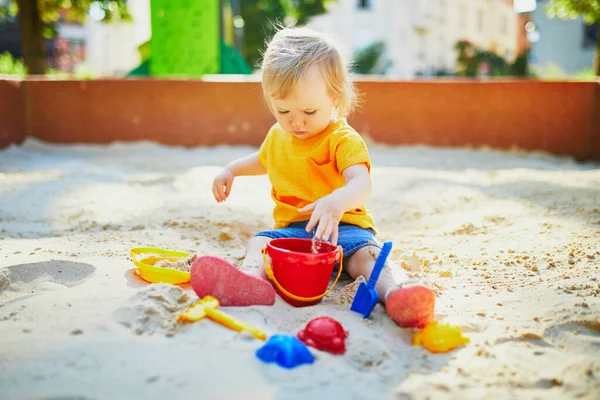 Schattig Klein Meisje Dat Plezier Heeft Speelplaats Zandbak Peuter Spelen — Stockfoto