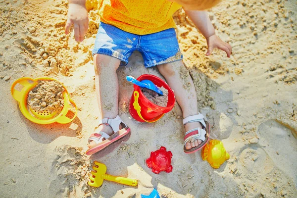 Очаровательная Девочка Детской Площадке Песочнице Тоддлер Играет Песчаными Плесенями Делает — стоковое фото