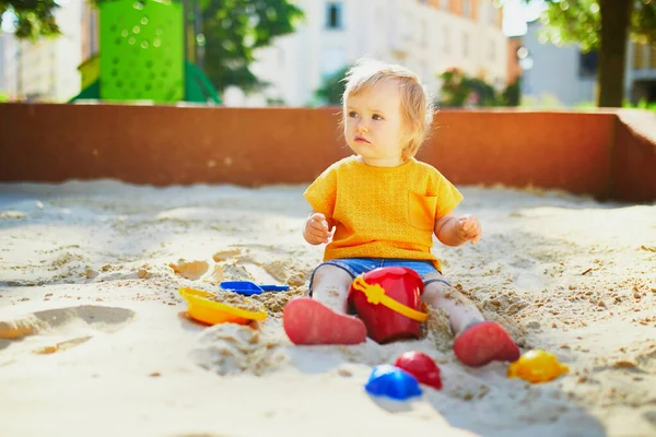 Schattig Klein Meisje Dat Plezier Heeft Speelplaats Zandbak Peuter Spelen — Stockfoto