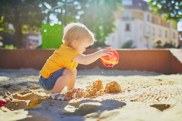 Schattig Klein Meisje Dat Plezier Heeft Speelplaats Zandbak Peuter Spelen — Stockfoto