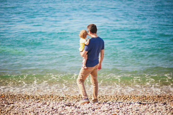 Homem Com Adorável Menina Criança Olhando Para Oceano Etretat Normandia — Fotografia de Stock