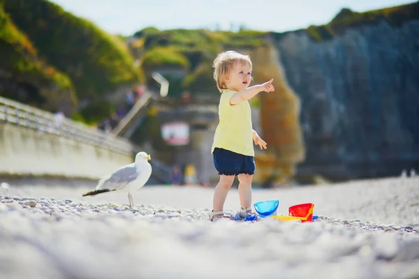 Αξιολάτρευτο Κοριτσάκι Που Παίζει Βότσαλα Στην Παραλία Στο Ετρετάτ Της — Φωτογραφία Αρχείου
