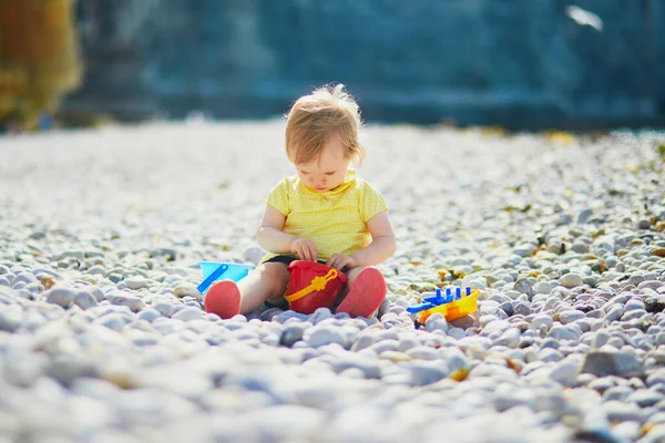 Entzückendes Kleinkind Mädchen Das Mit Kieselsteinen Strand Spielt Kleines Kind — Stockfoto