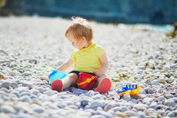 Söt Liten Flicka Som Leker Med Småsten Stranden Ett Litet — Stockfoto