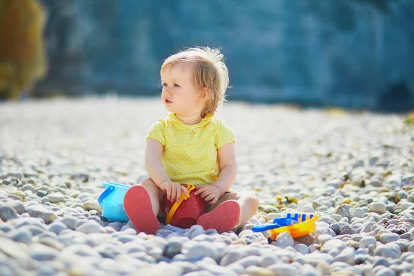 Αξιολάτρευτο Κοριτσάκι Που Παίζει Βότσαλα Στην Παραλία Μικρό Παιδί Που — Φωτογραφία Αρχείου