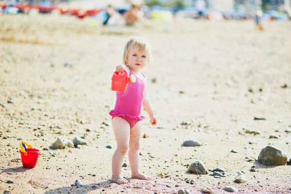 Очаровательная Девочка Играет Песком Пляже Детский Отдых Атлантическом Побережье Нормандии — стоковое фото