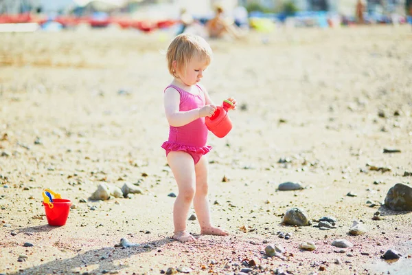 Söt Liten Flicka Som Leker Med Sand Stranden Barn Tillbringar — Stockfoto