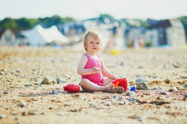 Menina Adorável Criança Brincando Com Areia Praia Criança Passa Férias — Fotografia de Stock