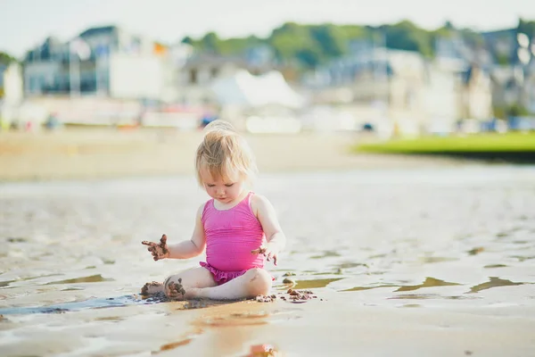 Menina Adorável Criança Brincando Com Areia Praia Criança Passa Férias — Fotografia de Stock