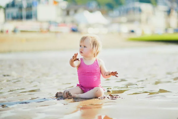Menina Adorável Criança Brincando Com Areia Praia Criança Passa Férias — Fotografia de Stock