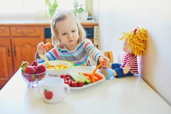 Urocza Dziewczynka Jedząca Świeże Owoce Warzywa Lunch Lalka Karmienia Dzieci — Zdjęcie stockowe