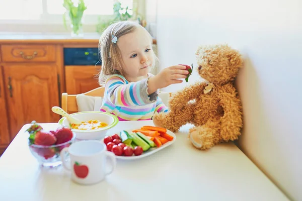 Adorabile Bambina Che Mangia Frutta Verdura Fresca Pranzo Bambola Che — Foto Stock