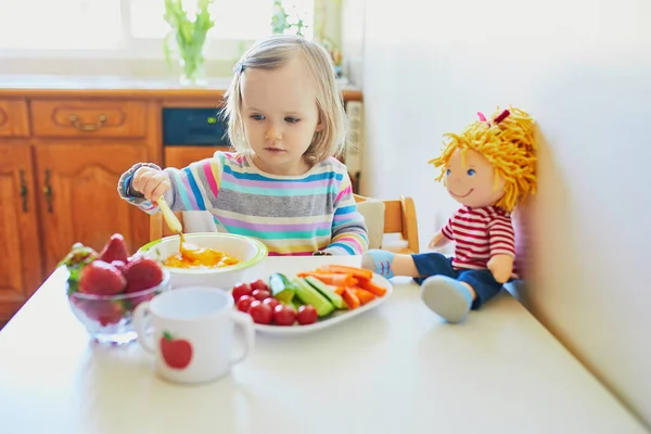 Urocza Dziewczynka Jedząca Świeże Owoce Warzywa Lunch Lalka Karmienia Dzieci — Zdjęcie stockowe