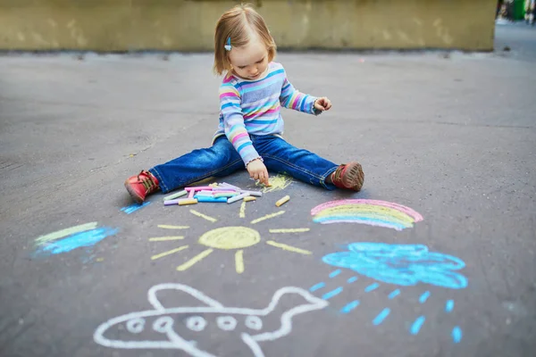 Entzückende Kleinkind Zeichnung Mit Bunten Kreiden Auf Asphalt Outdoor Aktivitäten — Stockfoto