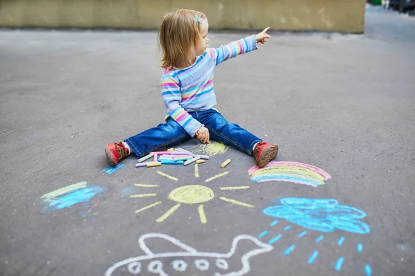 Entzückende Kleinkind Zeichnung Mit Bunten Kreiden Auf Asphalt Outdoor Aktivitäten — Stockfoto