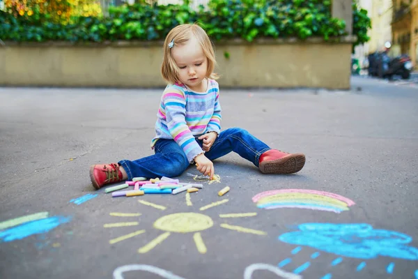 アスファルト上のカラフルなチョークで愛らしい幼児の女の子の図面 小さな子供のための屋外活動と創造的なゲーム — ストック写真